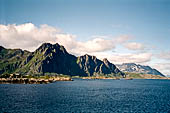 Le isole Lofoten Norvegia. L'Hurtigruten Midnatsol si avvicina velocemente a Svolvaer (Austvagoya). 